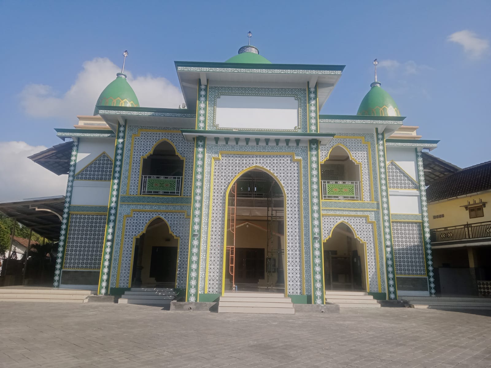 Foto Depan Masjid & Papan Nama — BAITURROHIM, Pondoknongko, Kabat
