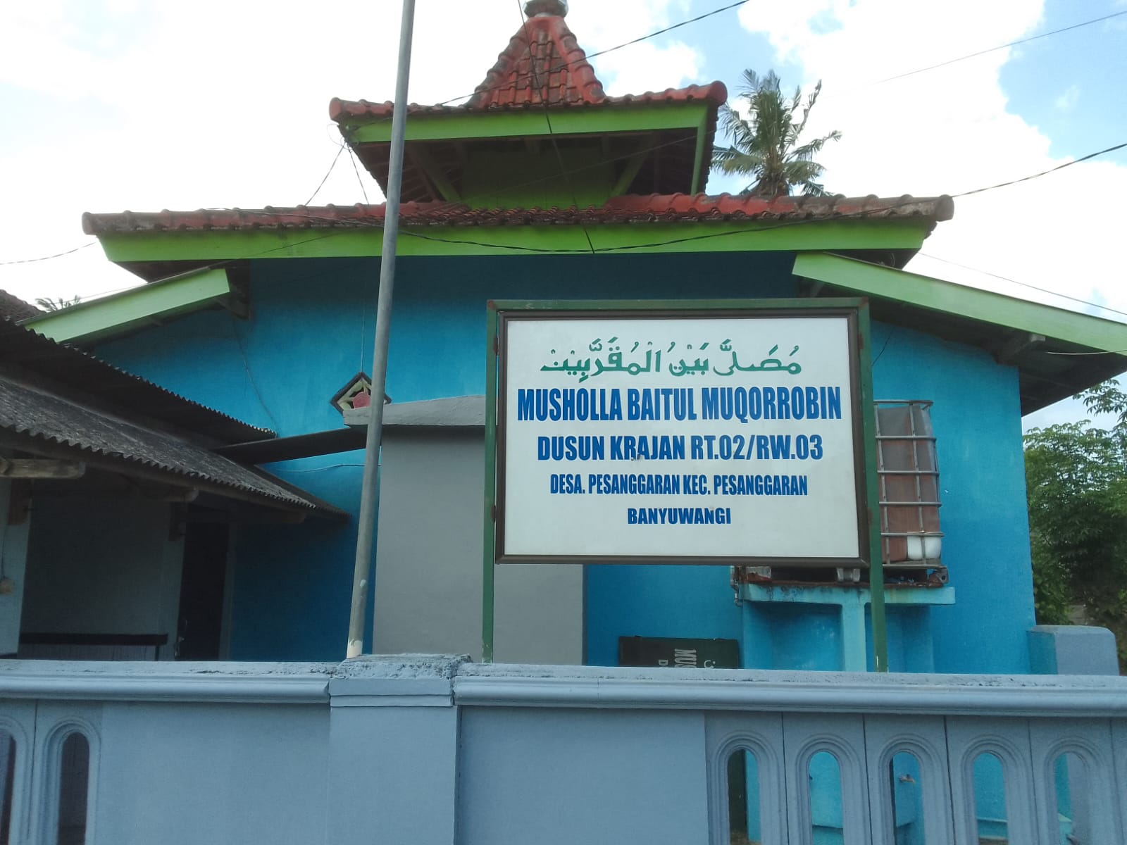 Foto Depan Masjid & Papan Nama — Baitul Muqqorrobin, Sarongan, Pesanggaran