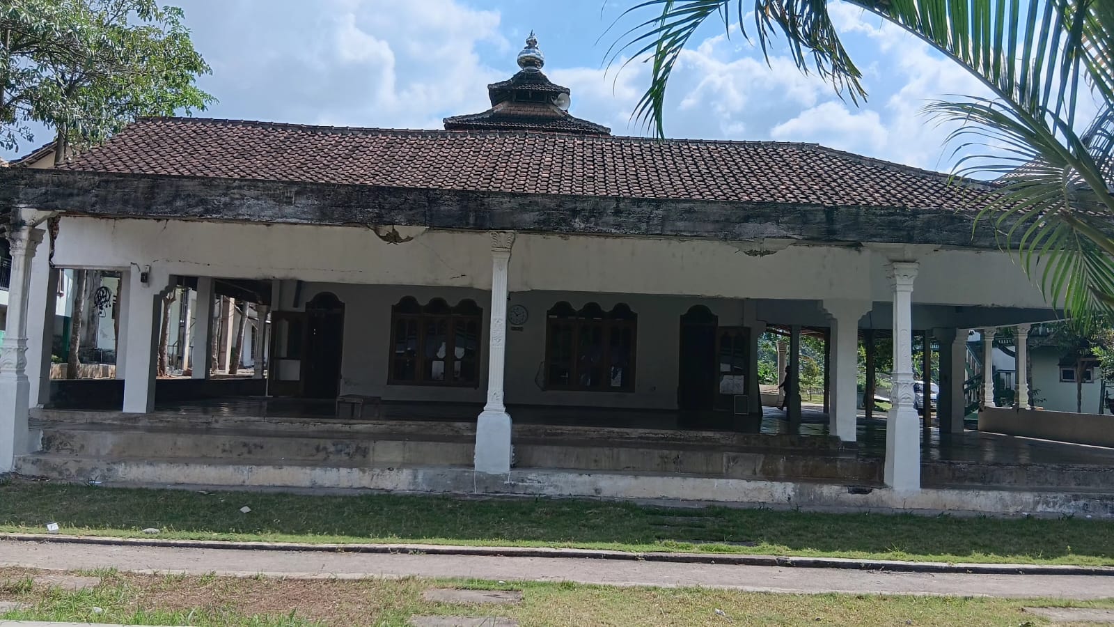 Foto Depan Masjid & Papan Nama — ASASUL MUTTAQIN (Dulu Yashirul Muttaqin), Barurejo, Siliragung