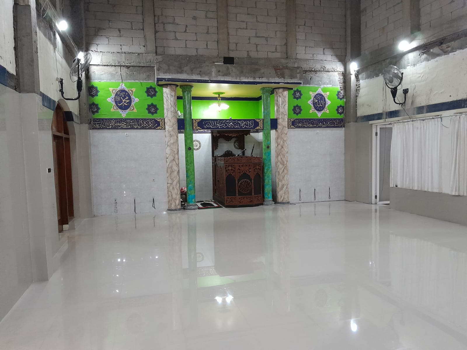 Foto Dalam Masjid (Mimbar/Mihrab) — AT . TAQWA, Boyolangu, Giri