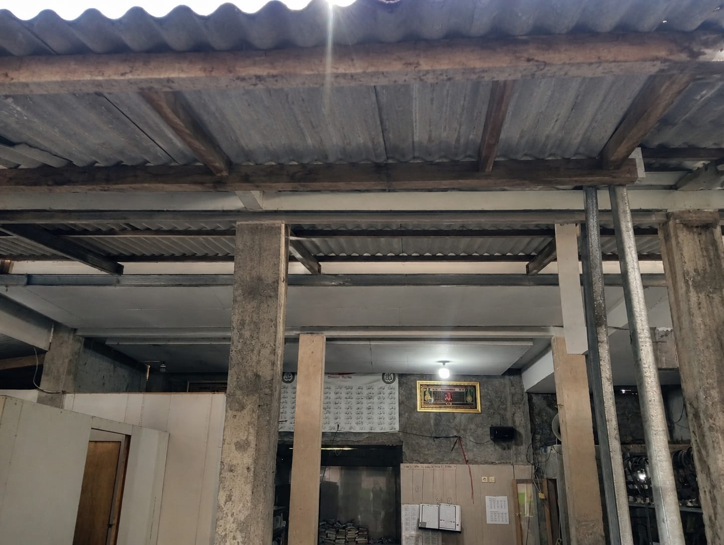 Foto Dalam Masjid (Mimbar/Mihrab) — Musholla Al Izzah, Kebonrejo, Kalibaru