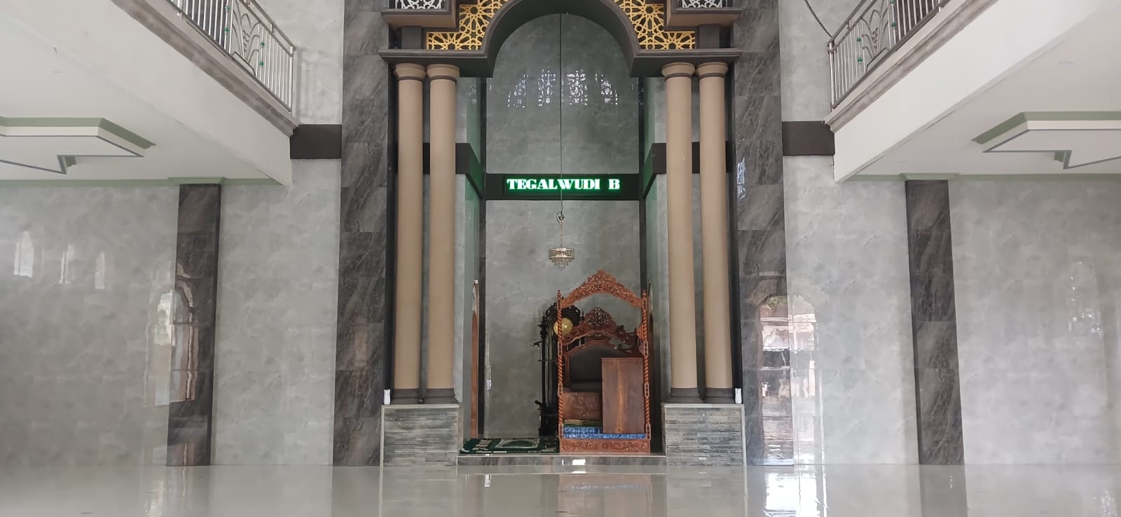 Foto Dalam Masjid (Mimbar/Mihrab) — Al  Istiqomah, Bedewang, Songgon