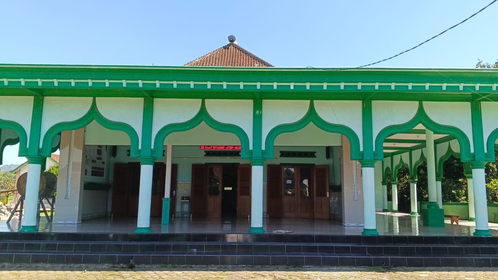 Foto Depan Masjid & Papan Nama — BAITURROHMAN, Tulungrejo, Glenmore