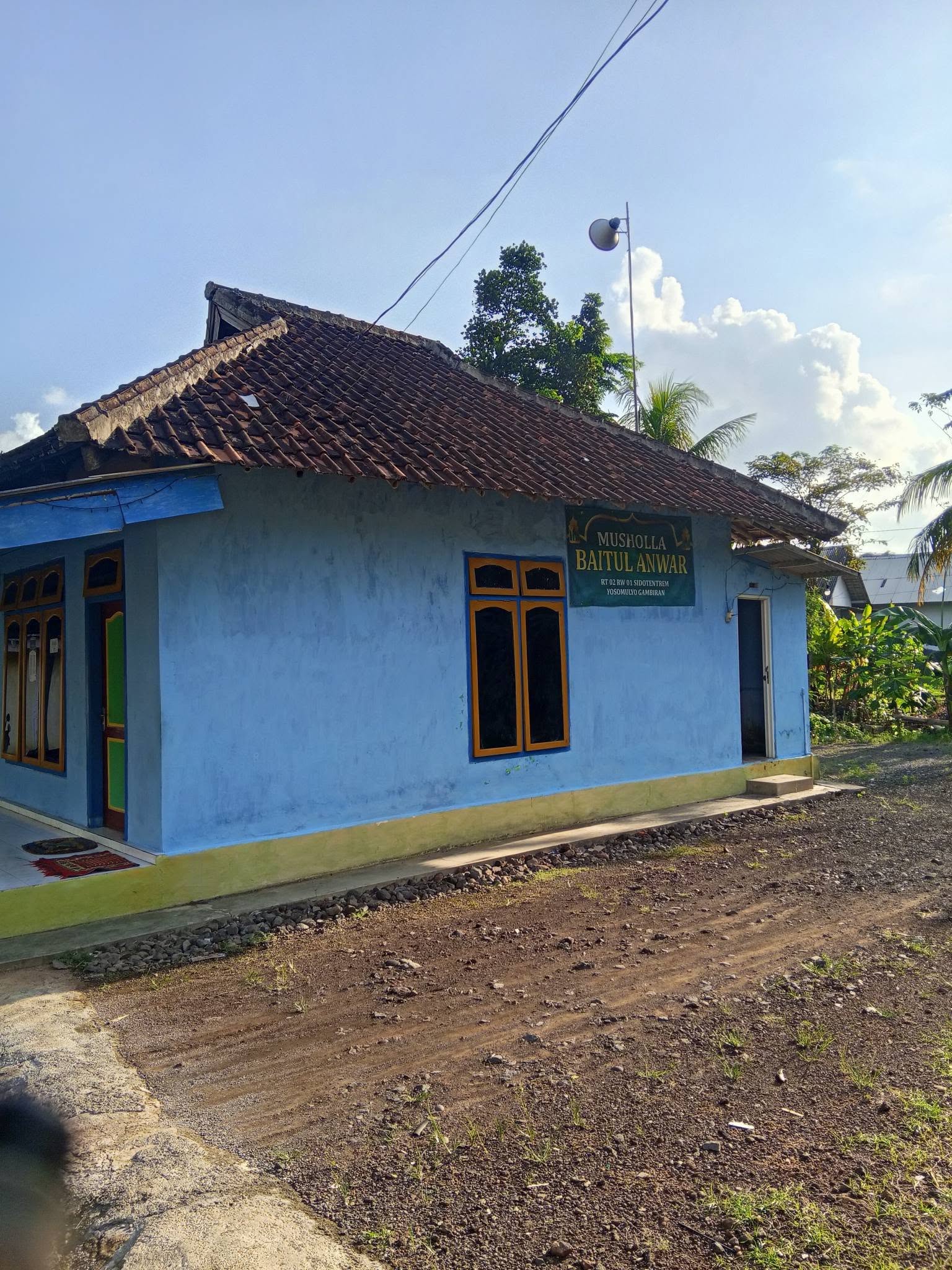 Foto Depan Masjid & Papan Nama — BAITUL ANWAR, Yosomulyo, Gambiran