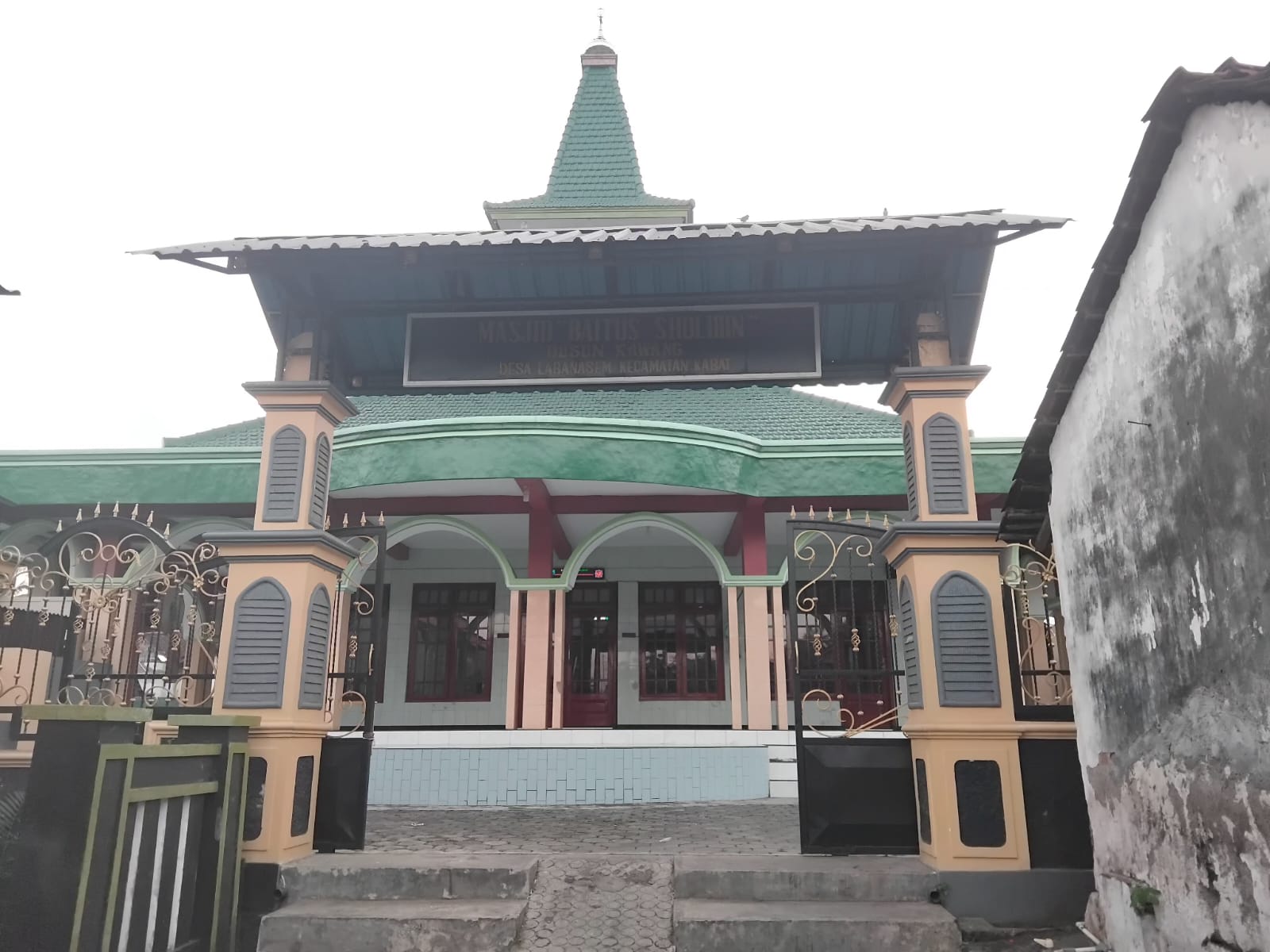 Foto Depan Masjid & Papan Nama — BAITUS SHOLIHIN, Labanasem, Kabat