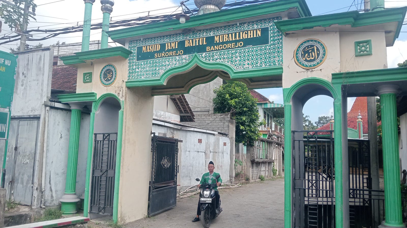 Foto Depan Masjid & Papan Nama — BAITUL MUBALIGHIN, Sukorejo, Bangorejo
