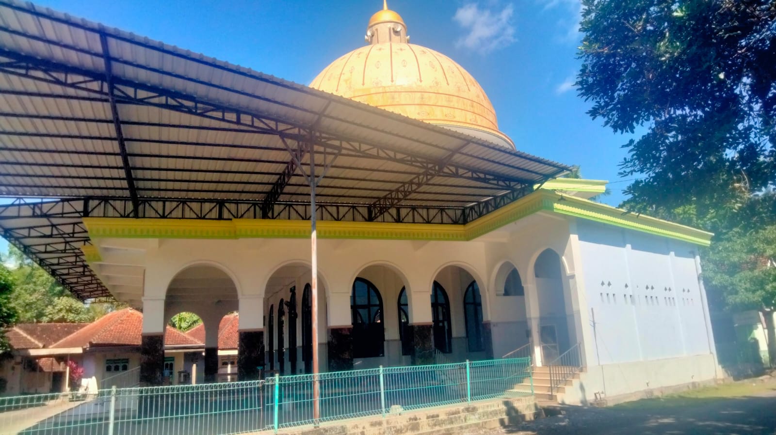 Foto Depan Masjid & Papan Nama — BAITUL MUTTAQIEN, Kesilir, Siliragung