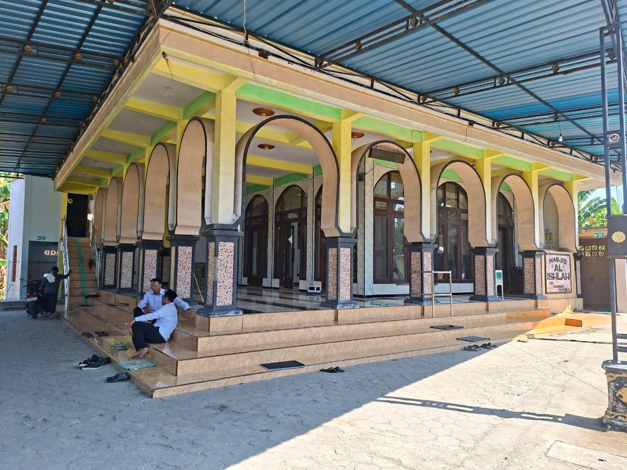 Foto Depan Masjid & Papan Nama — AL-ISHLAH, Blambangan, Muncar