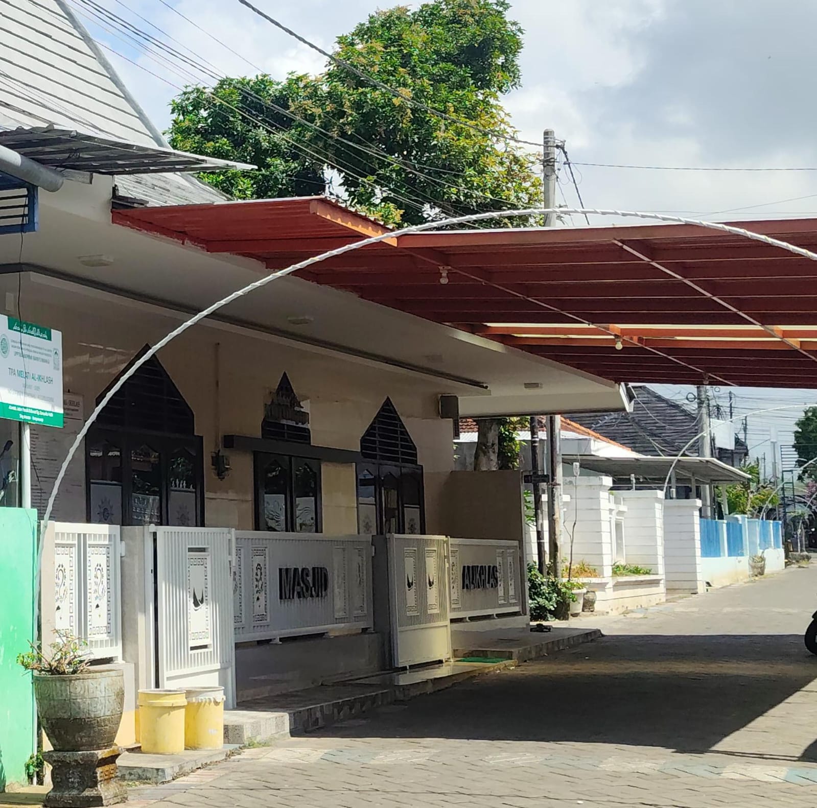 Foto Depan Masjid & Papan Nama — Masjid Al-Ikhlas, Singotrunan, Banyuwangi