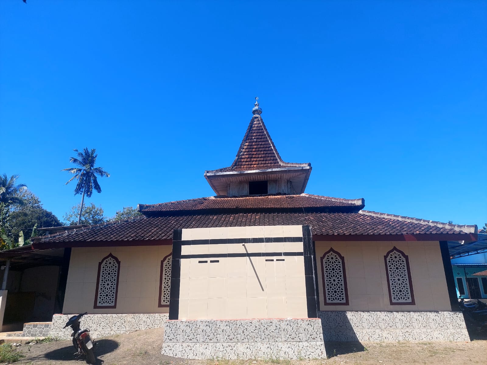 Foto Depan Masjid & Papan Nama — Ussisa Alattaqwa, Kebondalem, Bangorejo
