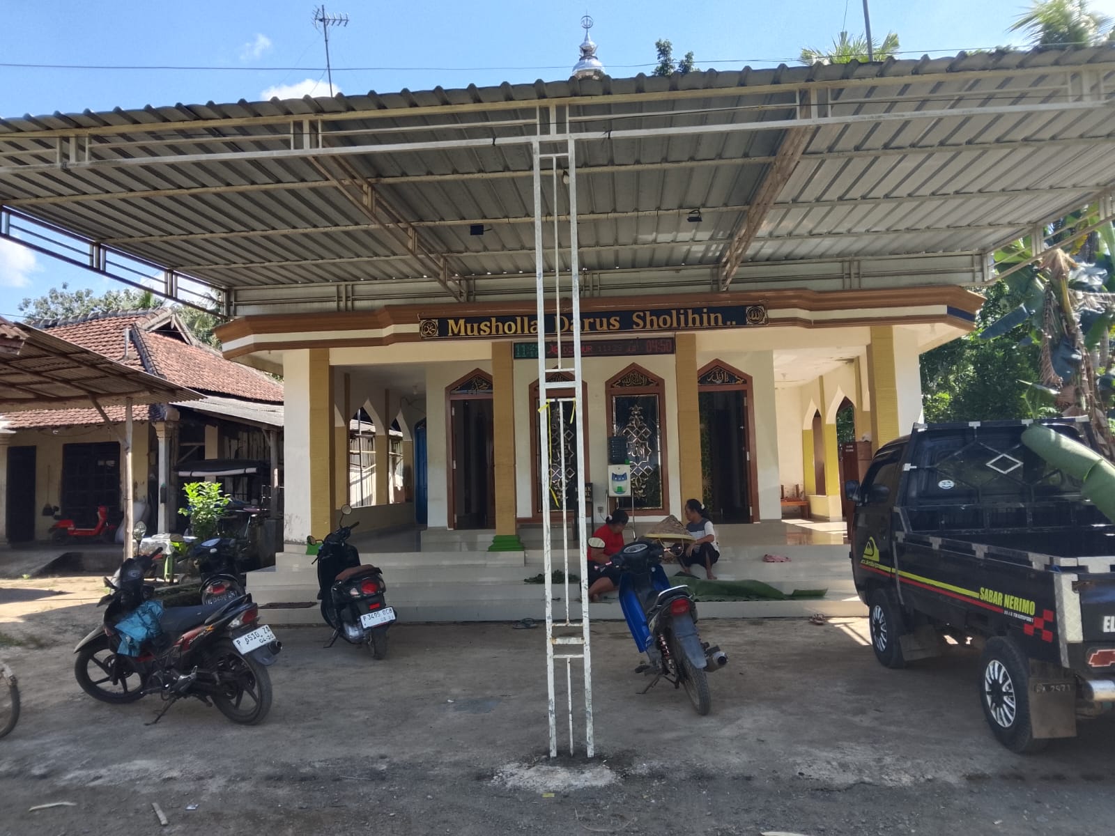 Foto Depan Masjid & Papan Nama — DARUS SHOLIHIN, Barurejo, Siliragung