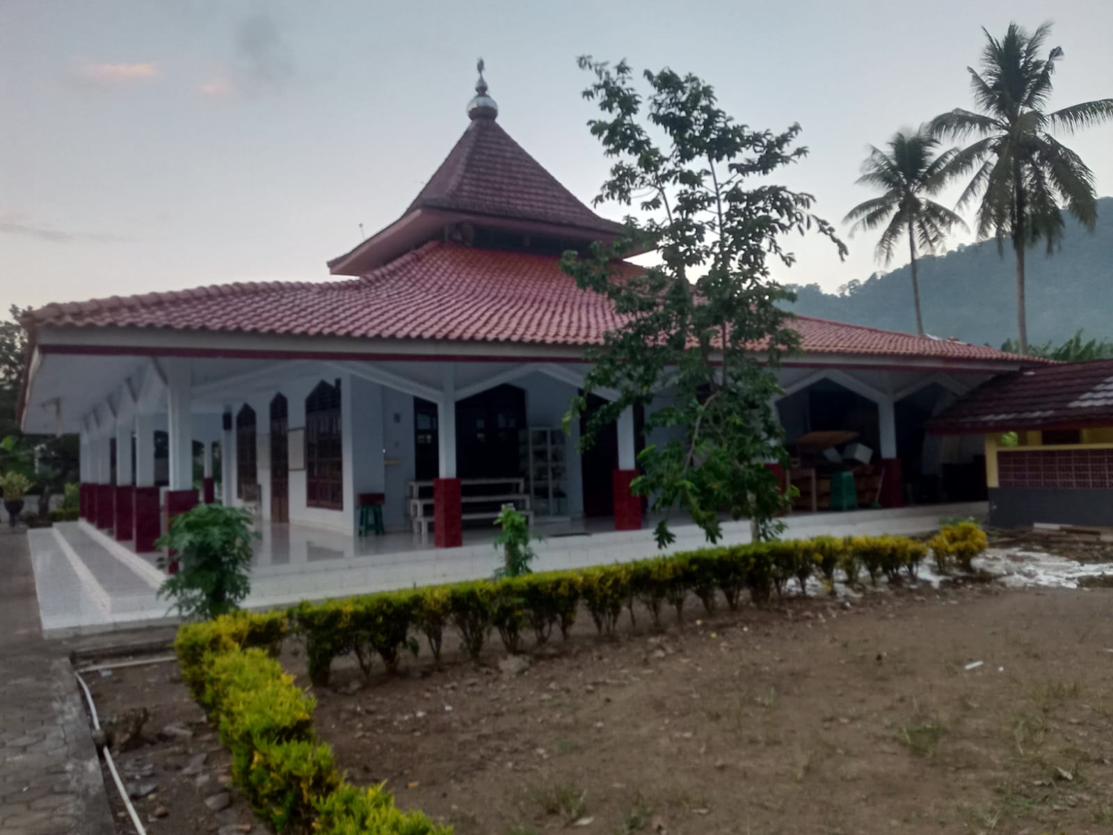 Foto Depan Masjid & Papan Nama — AL FURQON, Kandangan, Pesanggaran