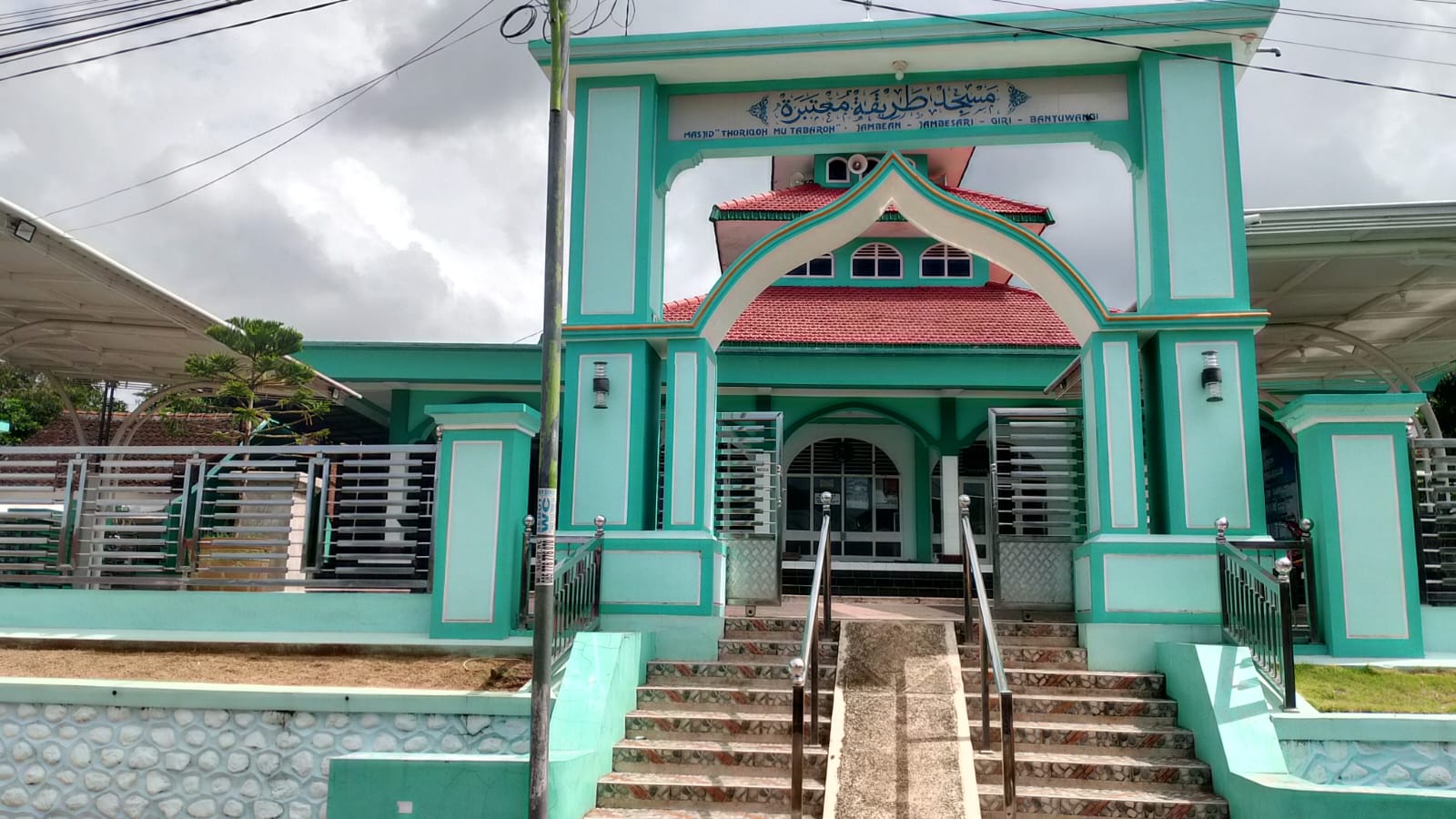 Foto Depan Masjid & Papan Nama — THORIQOH MU'TABAROH, Jambesari, Giri