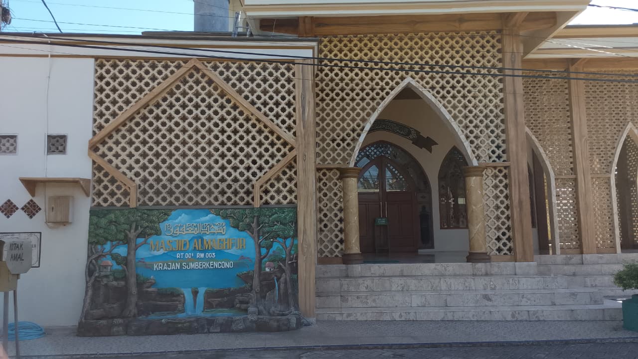 Foto Depan Masjid & Papan Nama — AL MAGHFUR, Sumberkencono, Wongsorejo