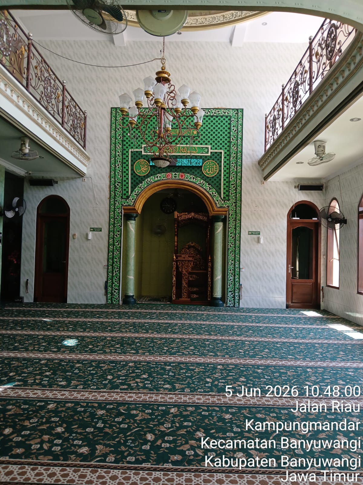 Foto Dalam Masjid (Mimbar/Mihrab) — Masjid Nurul Jam'Iyah, Kampung Mandar, Banyuwangi