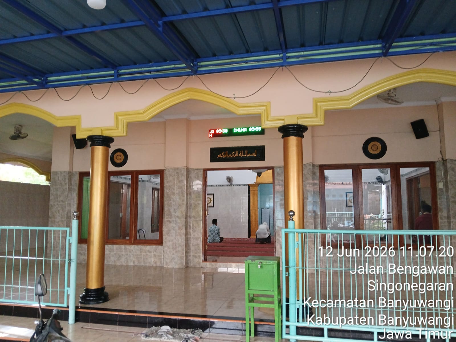 Foto Depan Masjid & Papan Nama — Masjid Bustanul Mubtadiin, Singonegaran, Banyuwangi