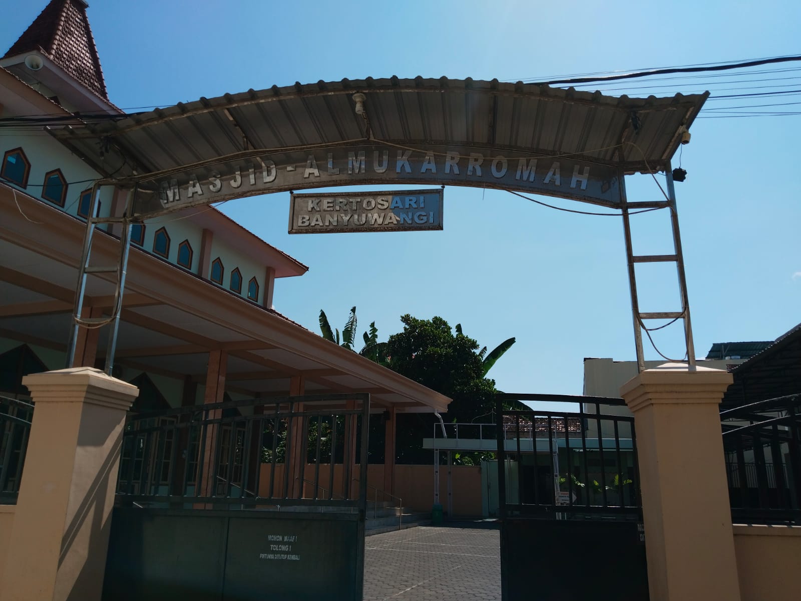 Foto Depan Masjid & Papan Nama — Al Mukarromah, Kertosari, Banyuwangi
