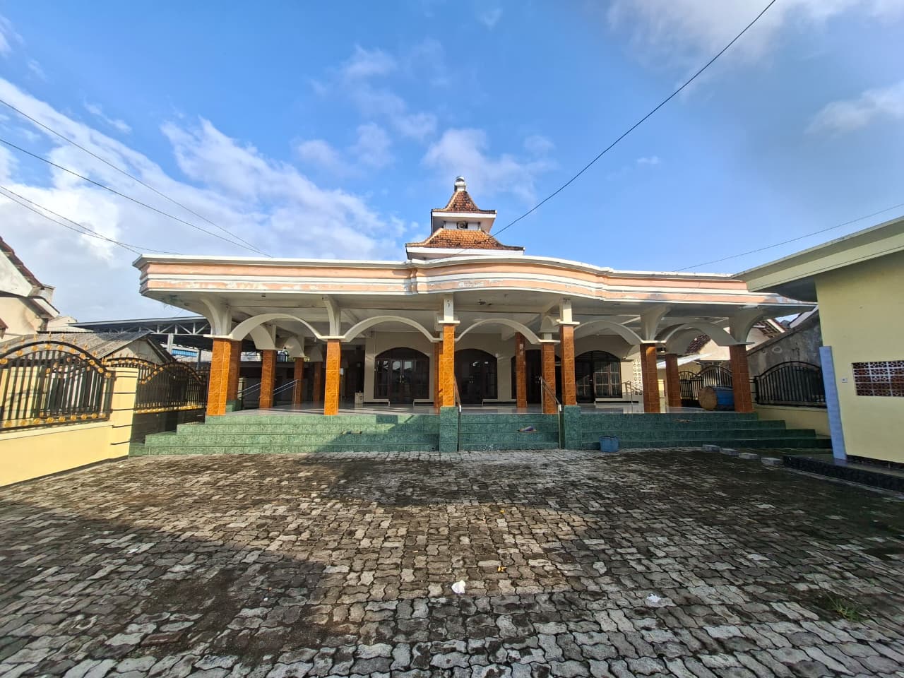 Foto Depan Masjid & Papan Nama — HIDAYATUL HUSEN, Blambangan, Muncar