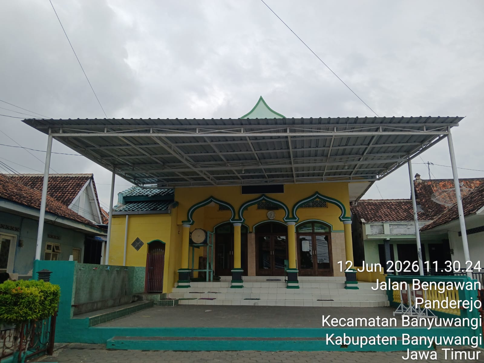 Foto Depan Masjid & Papan Nama — Roudlatus Sholihin, Singonegaran, Banyuwangi