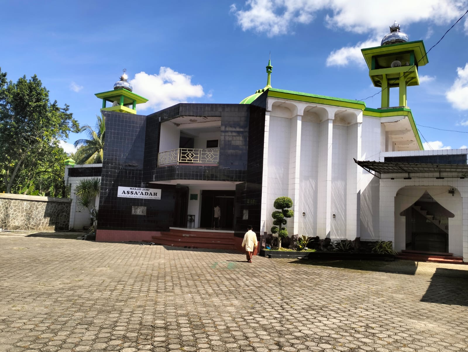 Foto Depan Masjid & Papan Nama — Masjid Jami' Assa'adah, Kajarharjo, Kalibaru