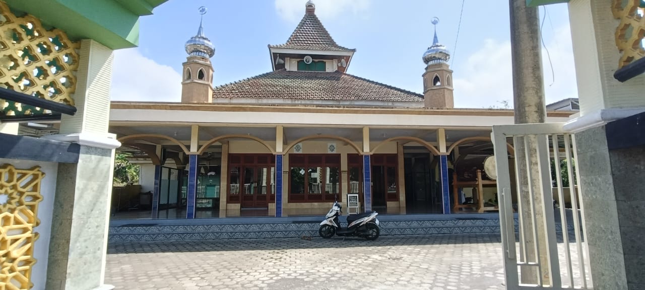 Foto Depan Masjid & Papan Nama — AL HIDAYAH, Gumirih, Singojuruh