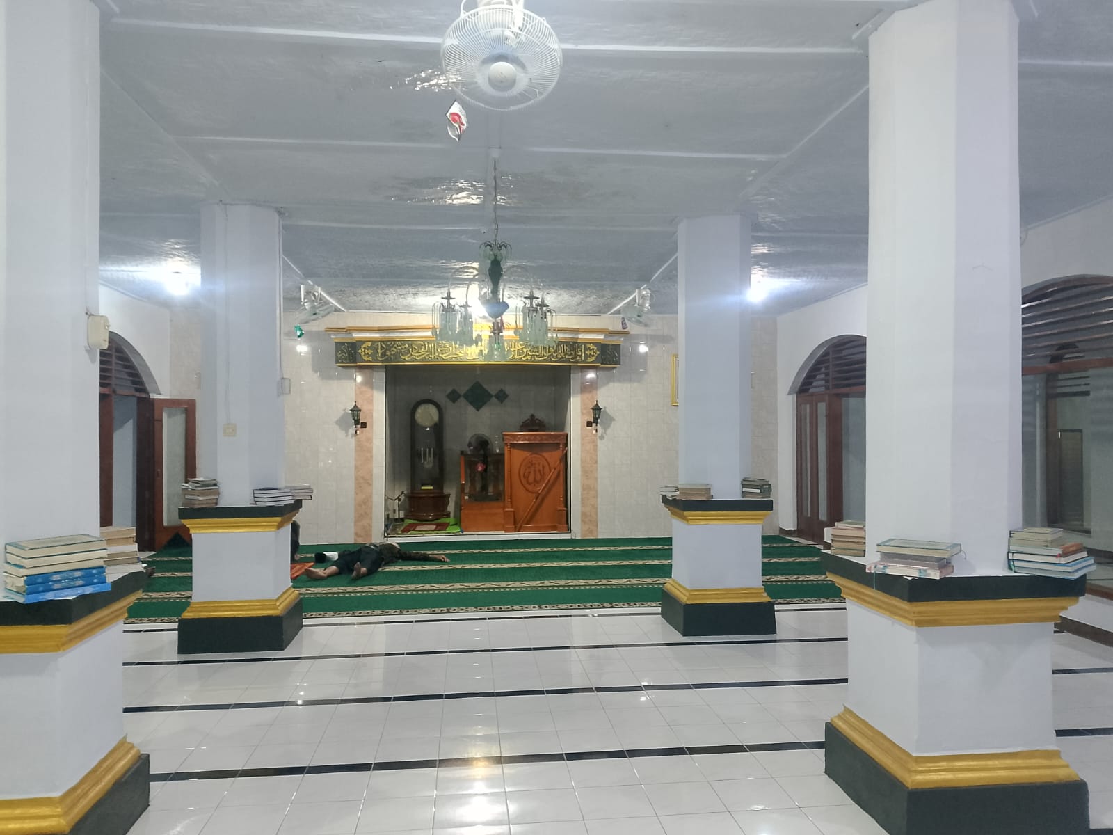 Foto Dalam Masjid (Mimbar/Mihrab) — Baitul Muttaqin, Kedayunan, Kabat