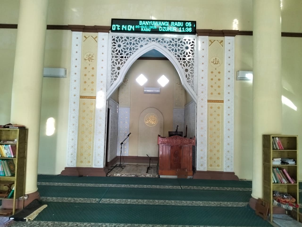 Foto Dalam Masjid (Mimbar/Mihrab) — BAITUN NA'IM, Bimorejo, Wongsorejo