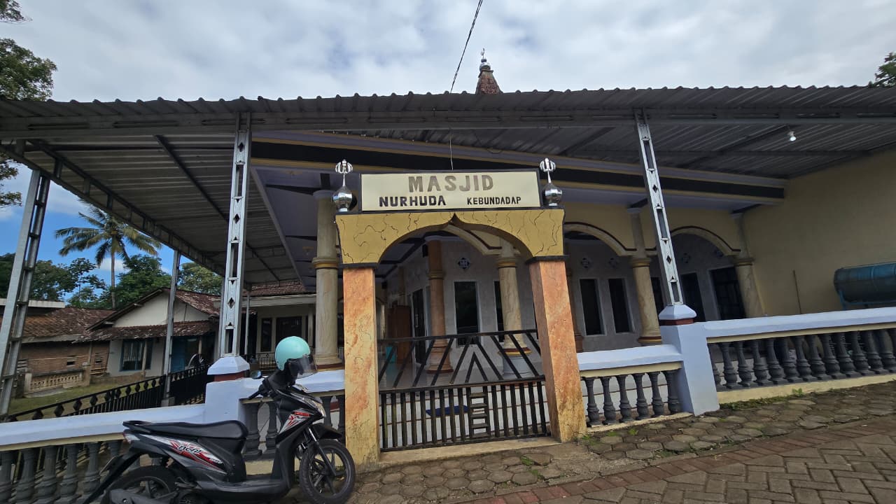 Foto Depan Masjid & Papan Nama — NUR HUDA, Tamansari, Licin