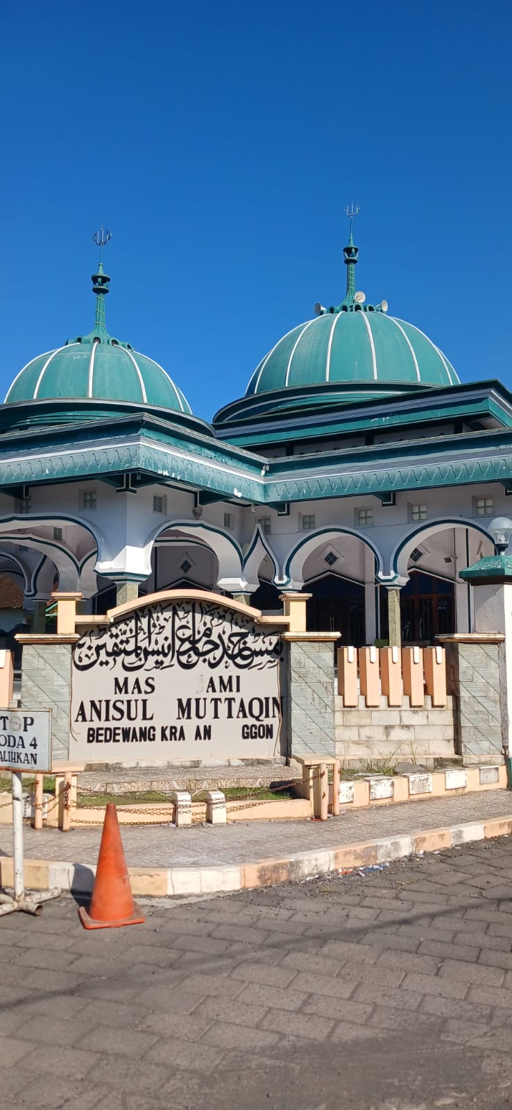 Foto Depan Masjid & Papan Nama — Annisul Muttaqin, Bedewang, Songgon