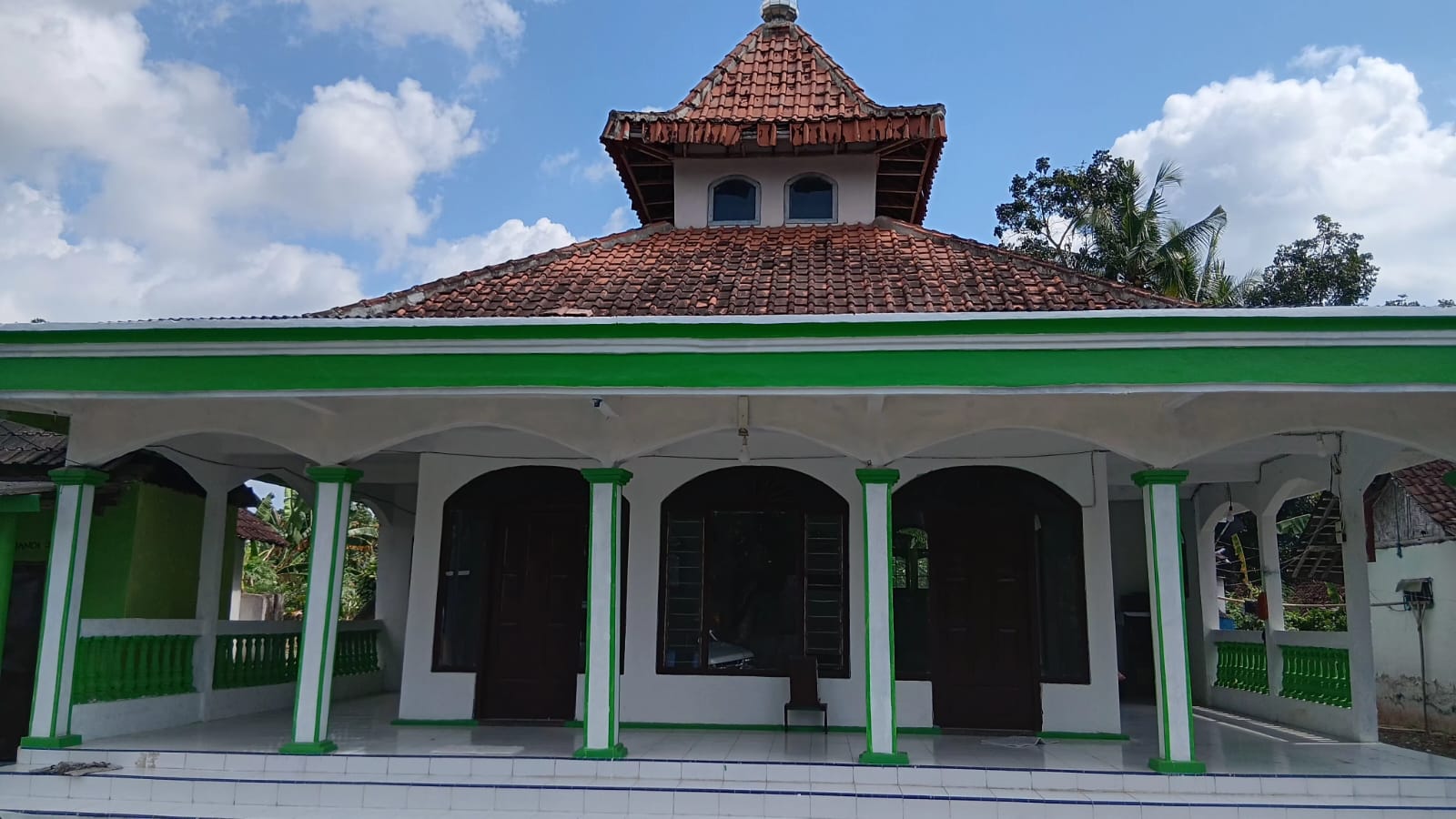 Foto Depan Masjid & Papan Nama — BAITUL AMIN, Barurejo, Siliragung