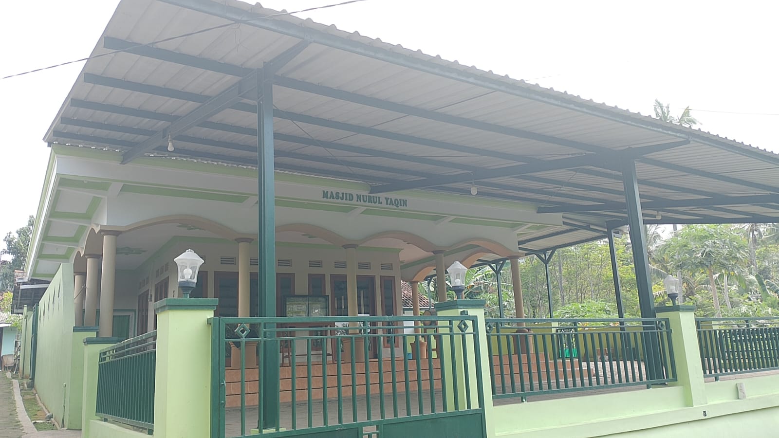 Foto Depan Masjid & Papan Nama — NURUL YAQIN, Jambesari, Giri