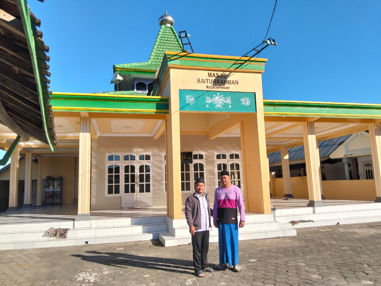 Foto Depan Masjid & Papan Nama — Baitur Rahman, Sumberkencono, Wongsorejo