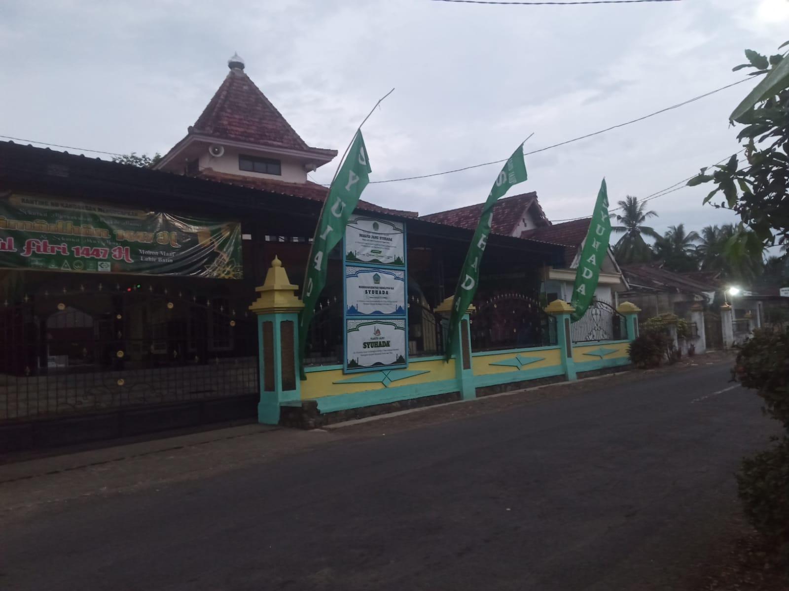 Foto Depan Masjid & Papan Nama — MASJID SYUHADA', Kandangan, Pesanggaran