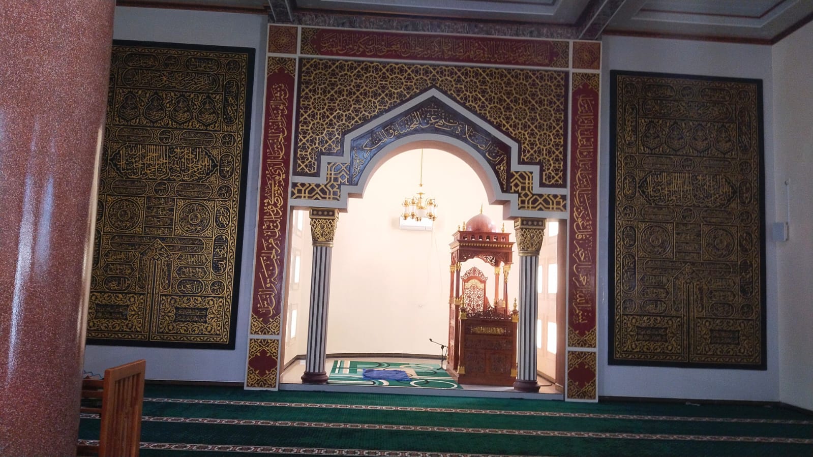 Foto Dalam Masjid (Mimbar/Mihrab) — Baitul Makmur, Kedungasri, Tegaldlimo