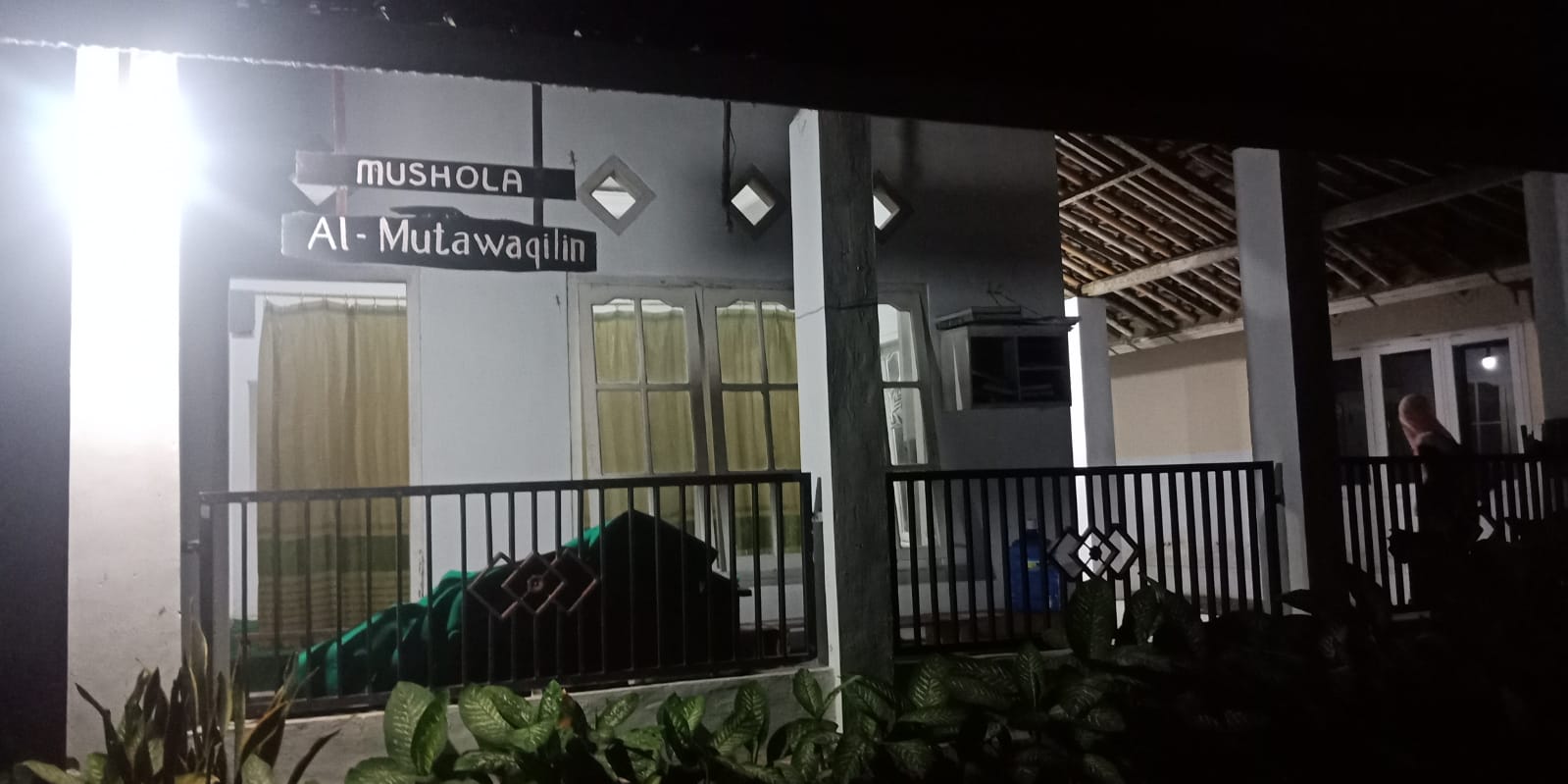 Foto Depan Masjid & Papan Nama — AL MUTAWAKILIN, Yosomulyo, Gambiran
