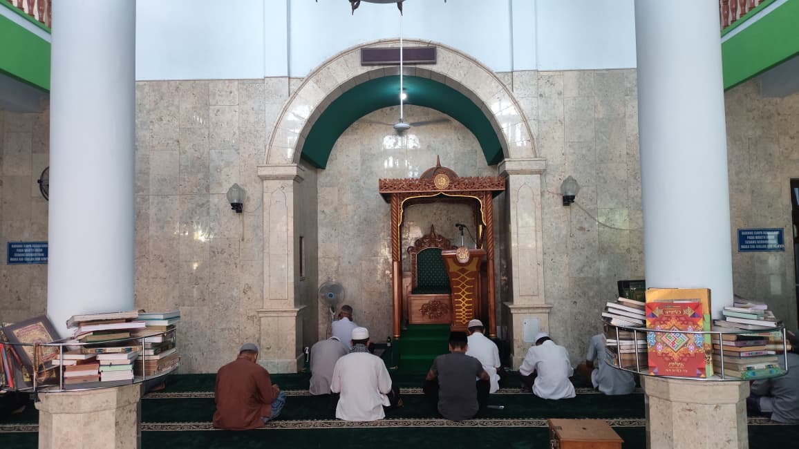 Foto Dalam Masjid (Mimbar/Mihrab) — AL-MUQORROBIN, Singotrunan, Banyuwangi