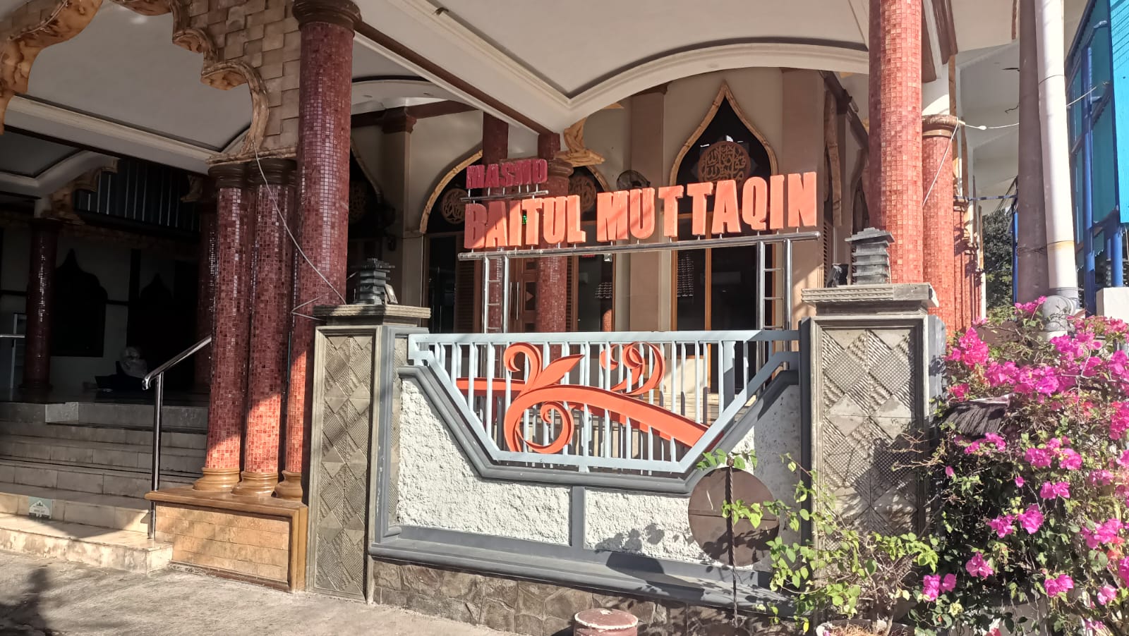 Foto Depan Masjid & Papan Nama — Baitul Muttaqin, Sobo, Banyuwangi