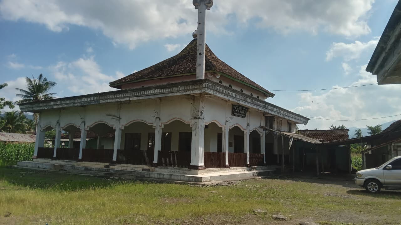 Foto Depan Masjid & Papan Nama — UMMUL QUROO, Barurejo, Siliragung