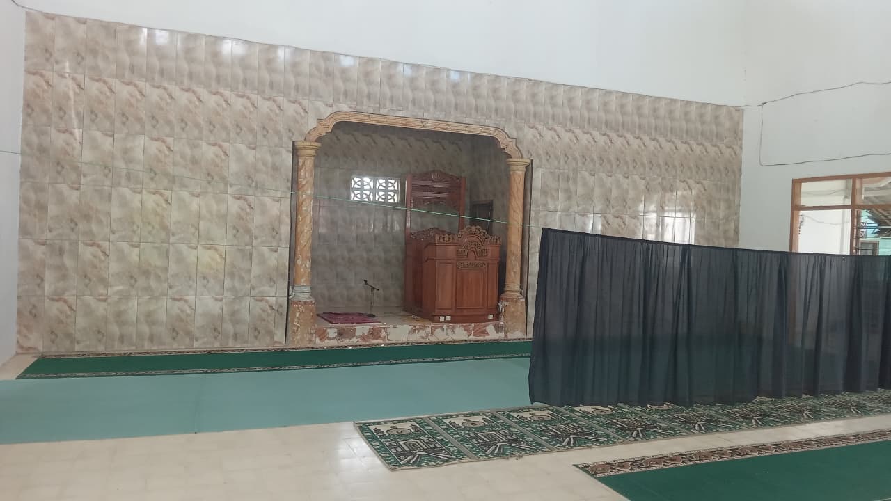Foto Dalam Masjid (Mimbar/Mihrab) — UMMUL QUROO, Barurejo, Siliragung