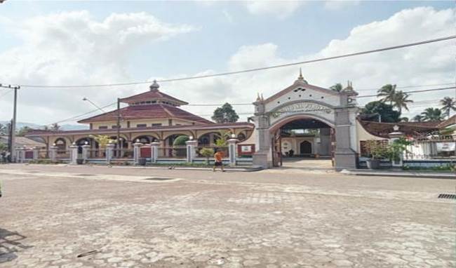 Foto Depan Masjid & Papan Nama — Masjid Al Firdaus, Kalibaru Kulon, Kalibaru
