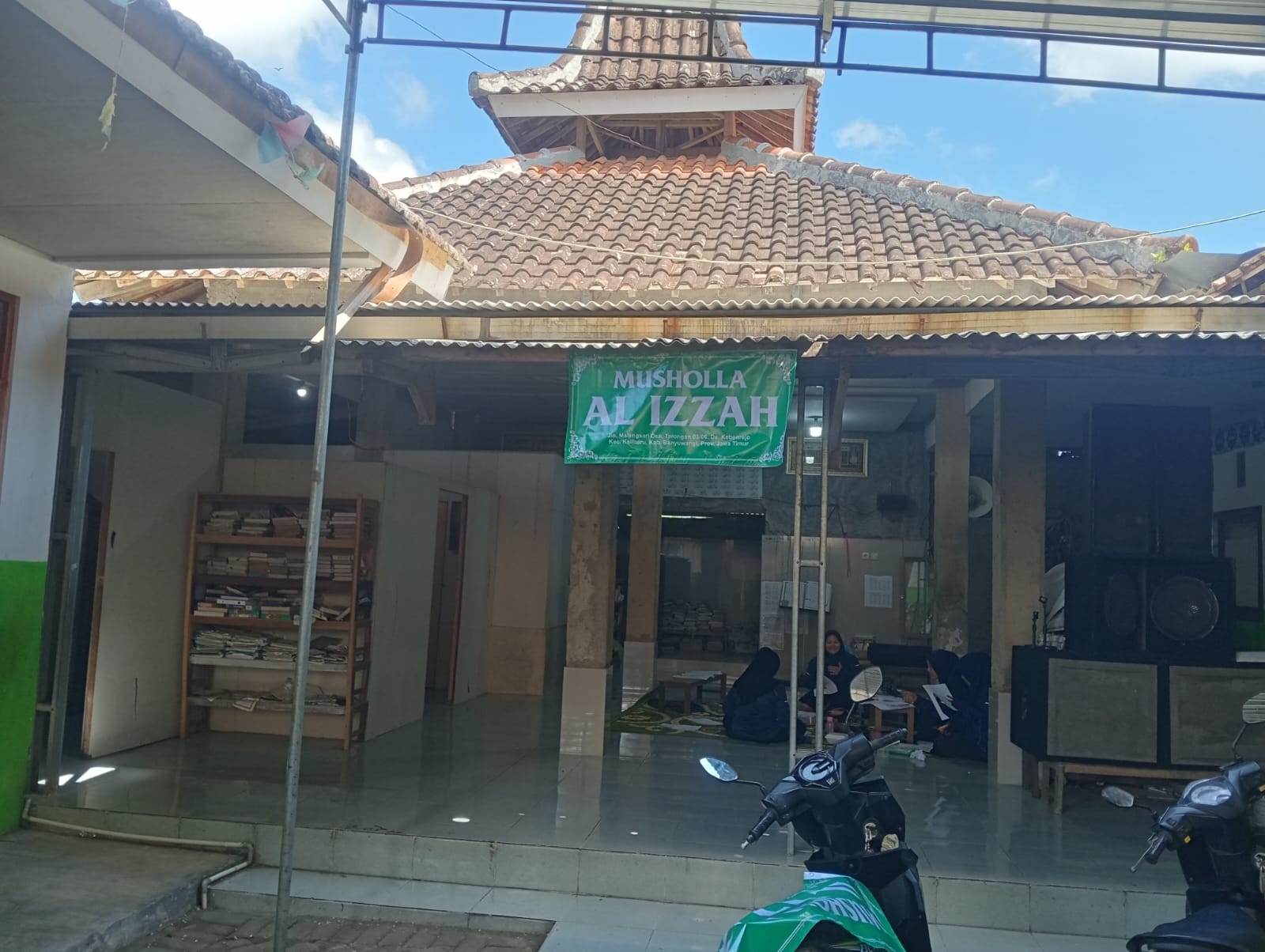 Foto Depan Masjid & Papan Nama — Musholla Al Izzah, Kebonrejo, Kalibaru