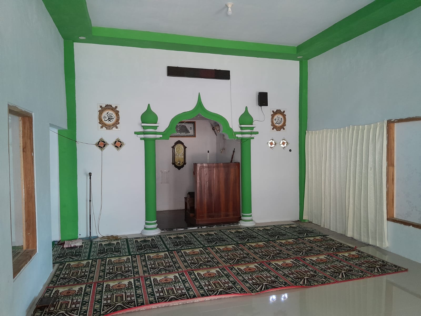 Foto Dalam Masjid (Mimbar/Mihrab) — Baitul Mukminin, Boyolangu, Giri