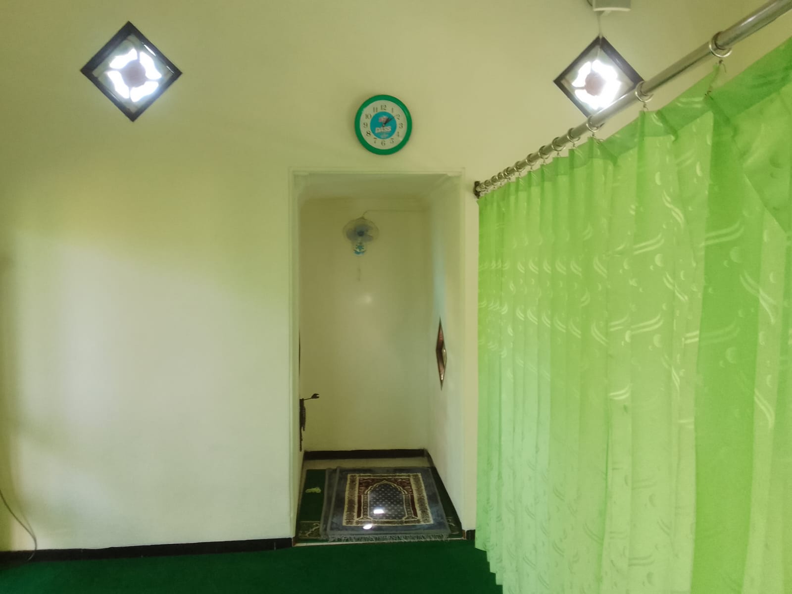 Foto Dalam Masjid (Mimbar/Mihrab) — Baitul Muqqorrobin, Sarongan, Pesanggaran