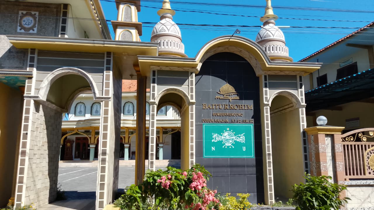 Foto Depan Masjid & Papan Nama — BAITUR ROHIM, Sumberkencono, Wongsorejo