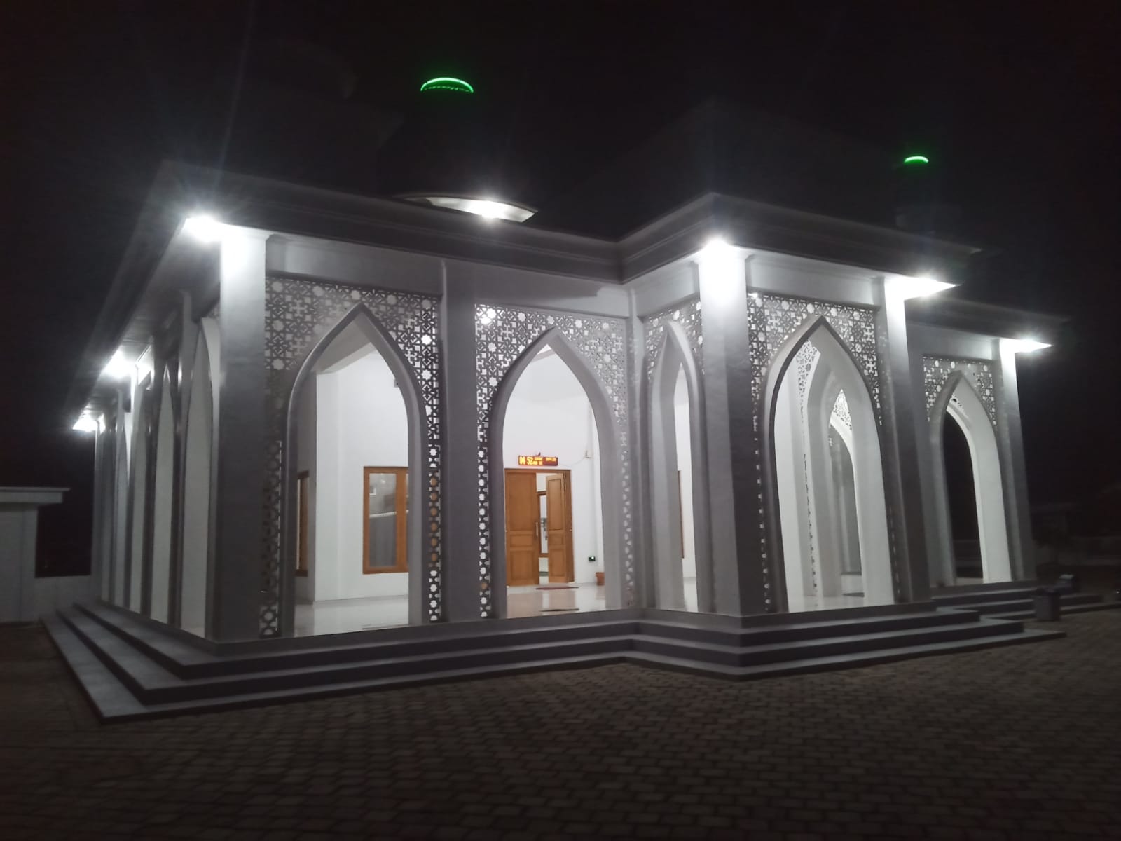 Foto Depan Masjid & Papan Nama — BAITUL MUSLIMIN, Kandangan, Pesanggaran