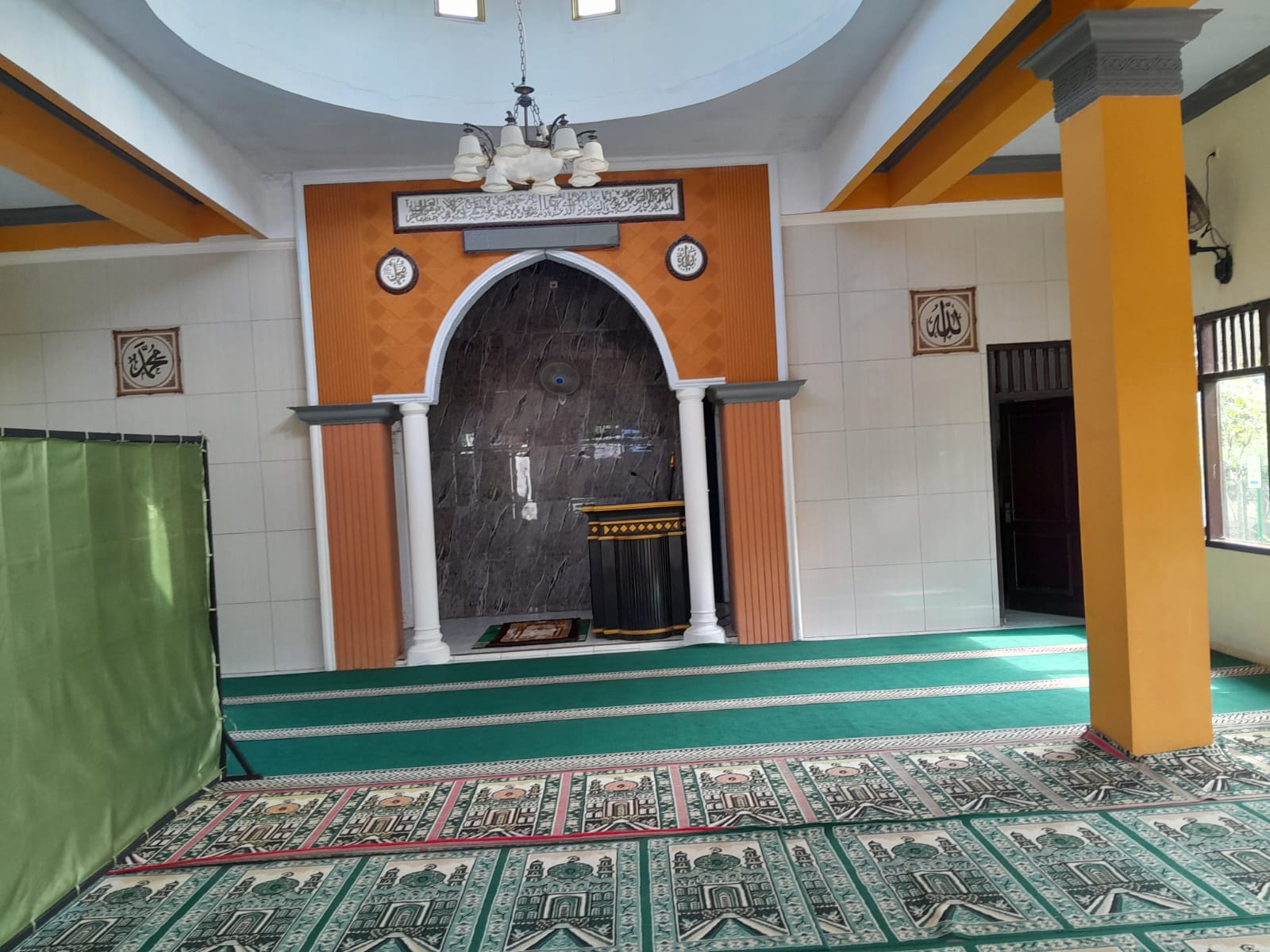 Foto Dalam Masjid (Mimbar/Mihrab) — Baitul Makmur, Boyolangu, Giri