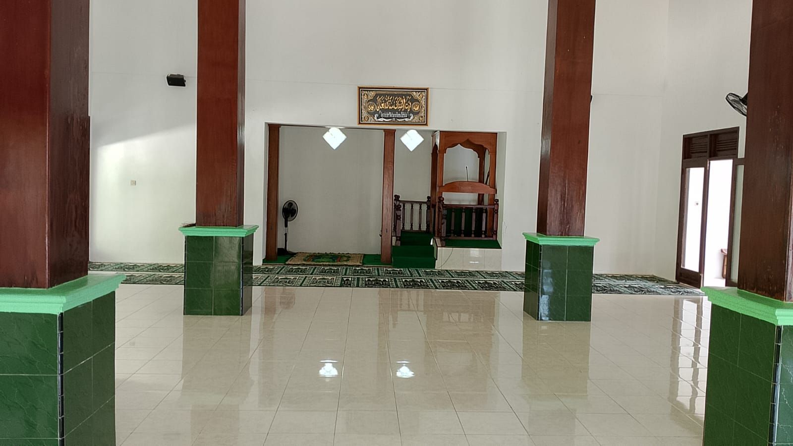 Foto Dalam Masjid (Mimbar/Mihrab) — BAITURROHIM, Grogol, Giri
