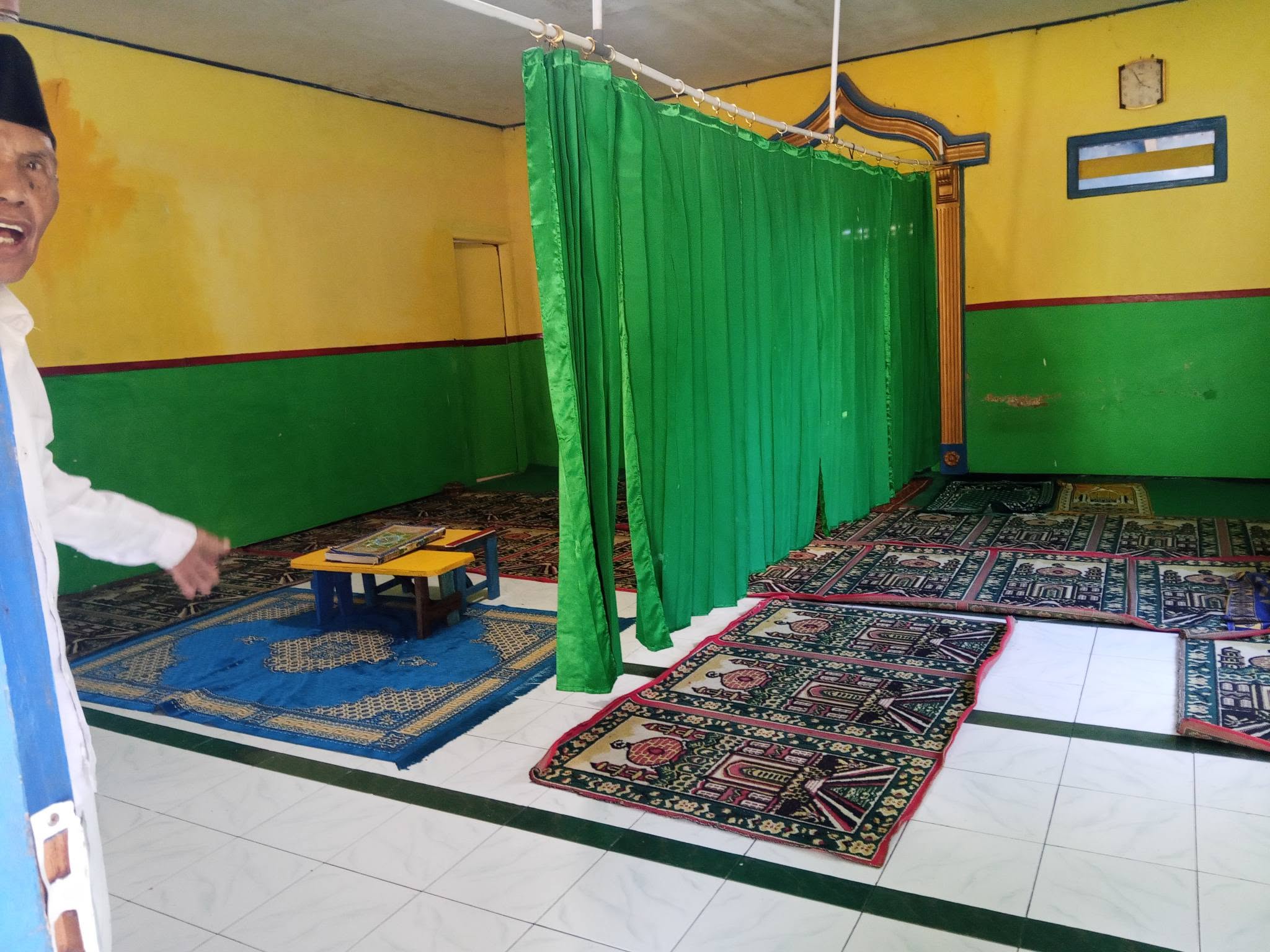 Foto Dalam Masjid (Mimbar/Mihrab) — BAITUL ANWAR, Yosomulyo, Gambiran